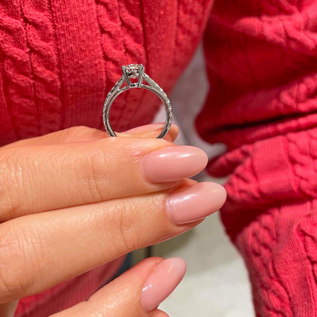 Anillo de compromiso con diamante de laboratorio talla brillante redonda en engaste de canal y oro blanco de 14K (F/VS)
