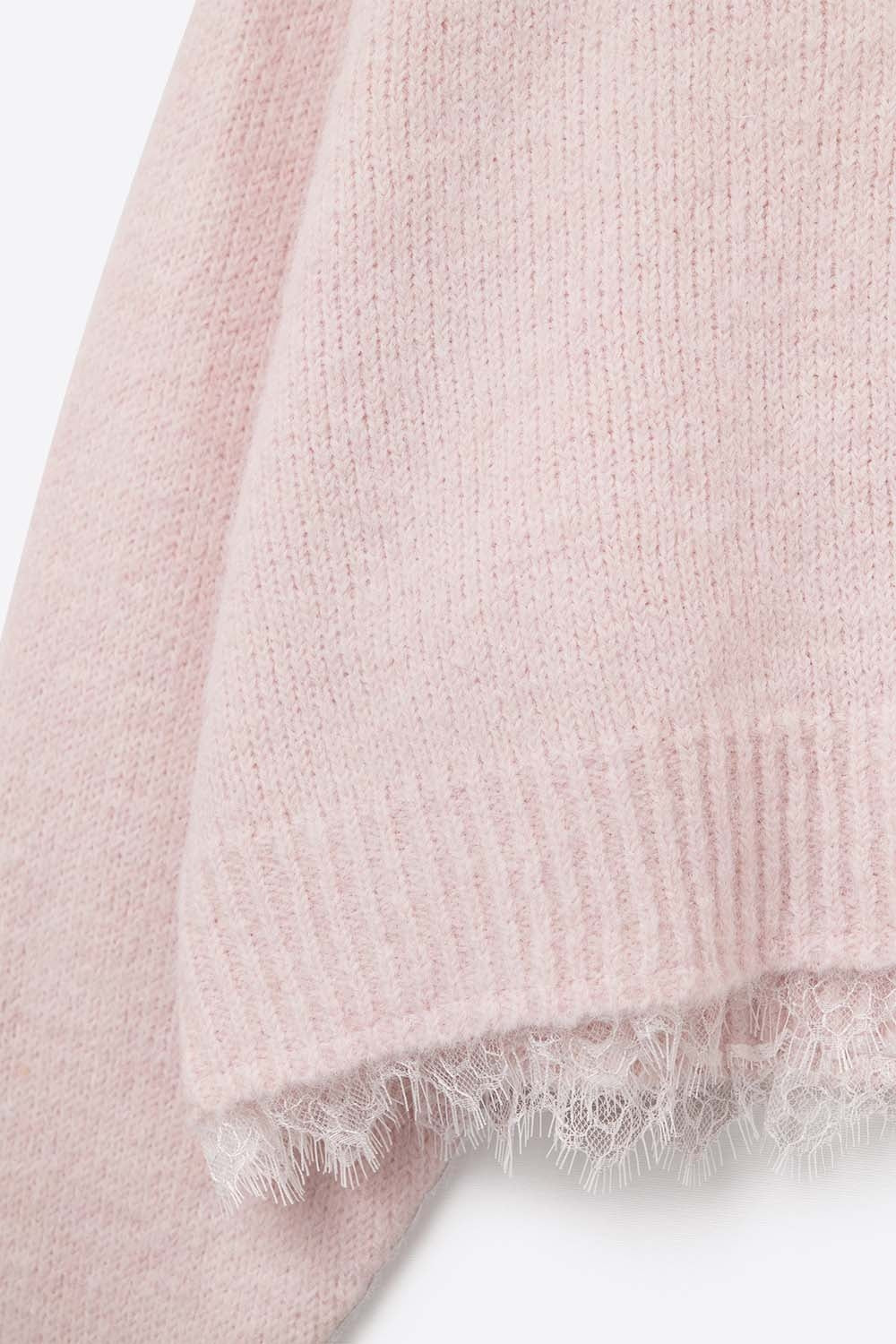 Suéter rosa holgado con detalle de encaje