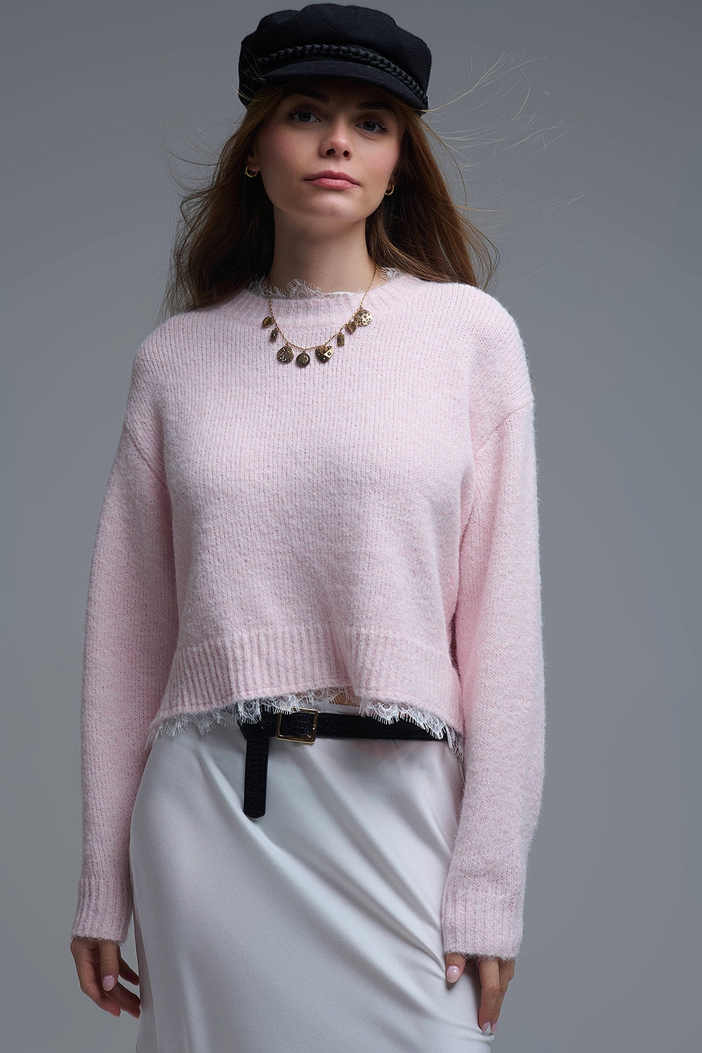 Suéter rosa holgado con detalle de encaje