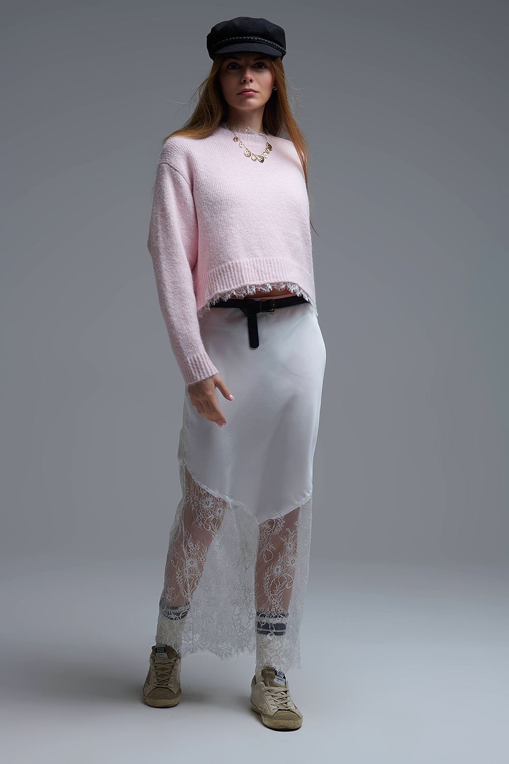 Suéter rosa holgado con detalle de encaje