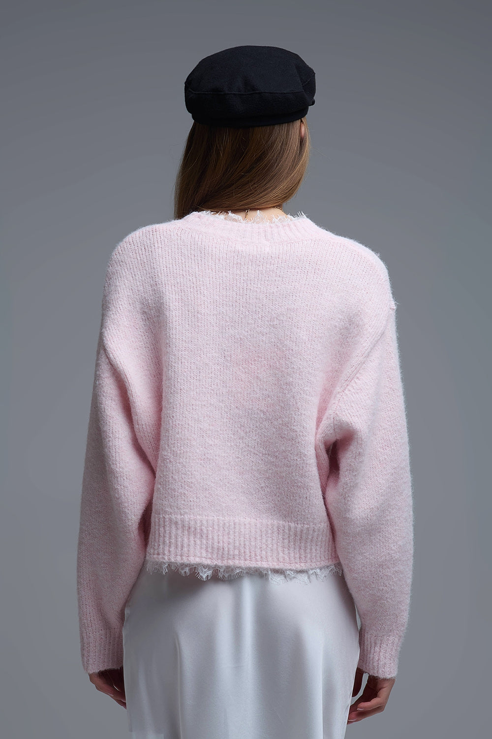Suéter rosa holgado con detalle de encaje