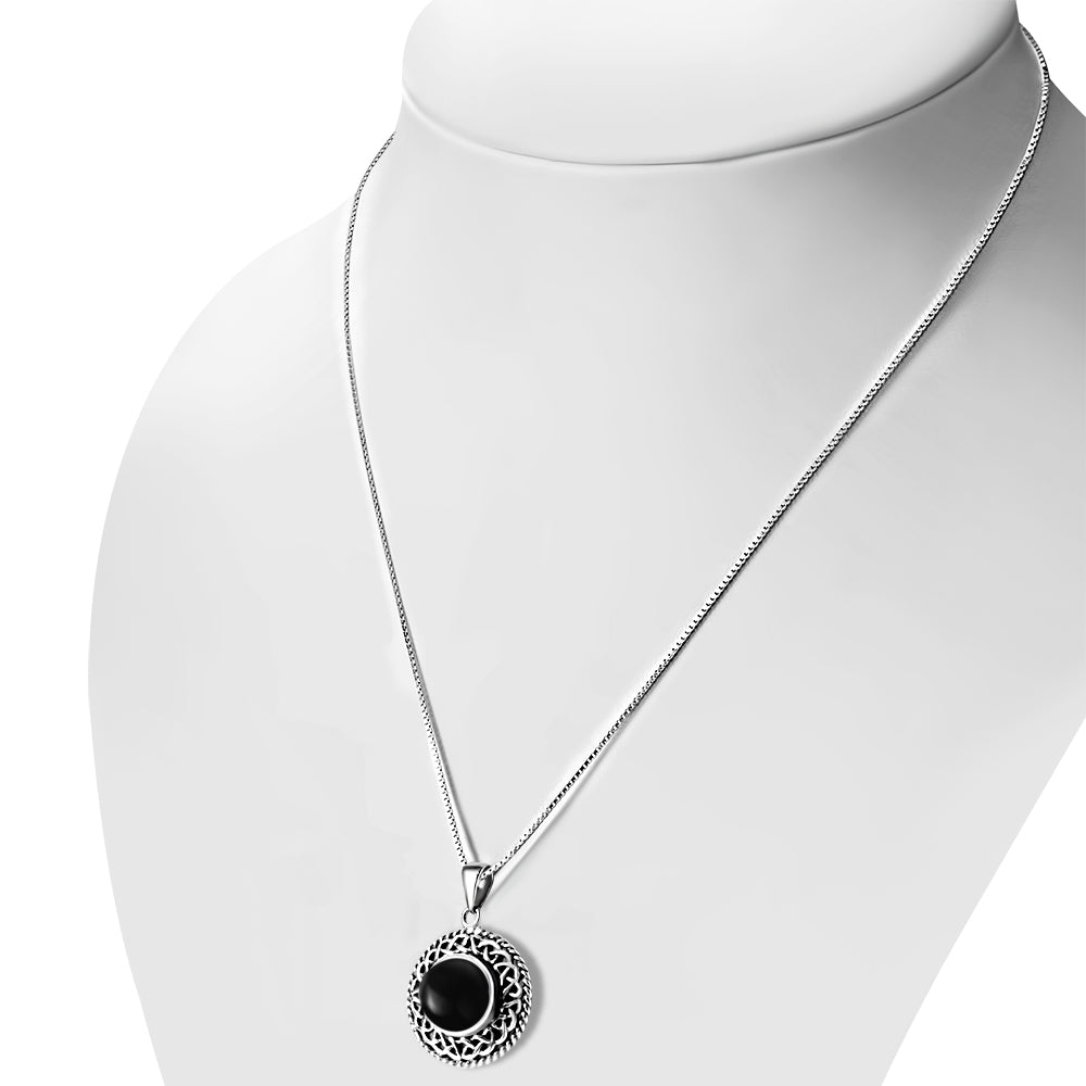 Colgante de plata con nudo celta y ónice negro redondo
