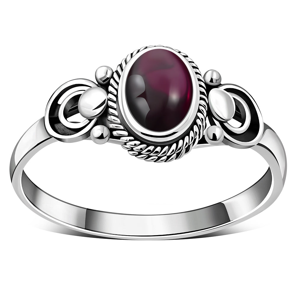 Anillo de plata esterlina y granate de estilo étnico