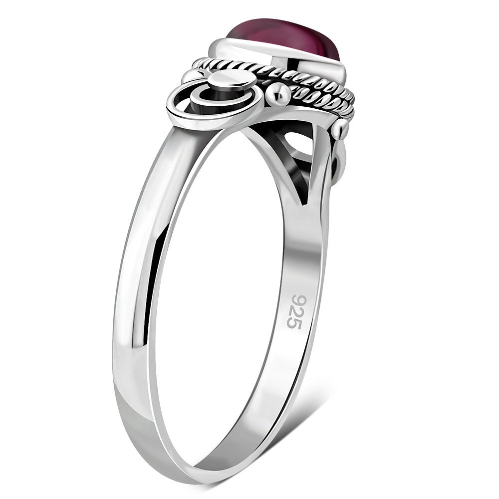 Anillo de plata esterlina y granate de estilo étnico
