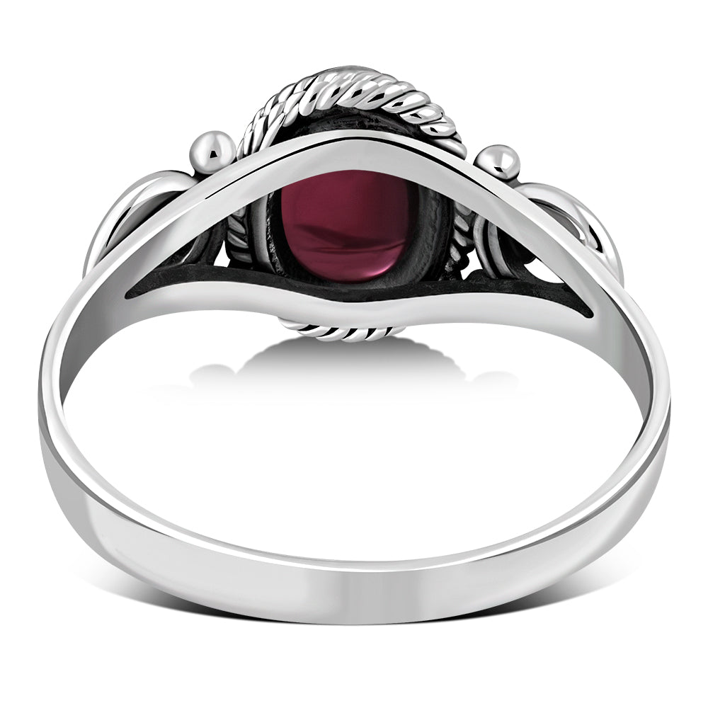 Anillo de plata esterlina y granate de estilo étnico