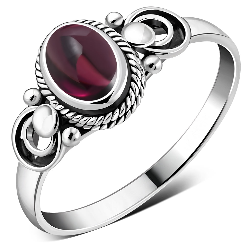 Anillo de plata esterlina y granate de estilo étnico