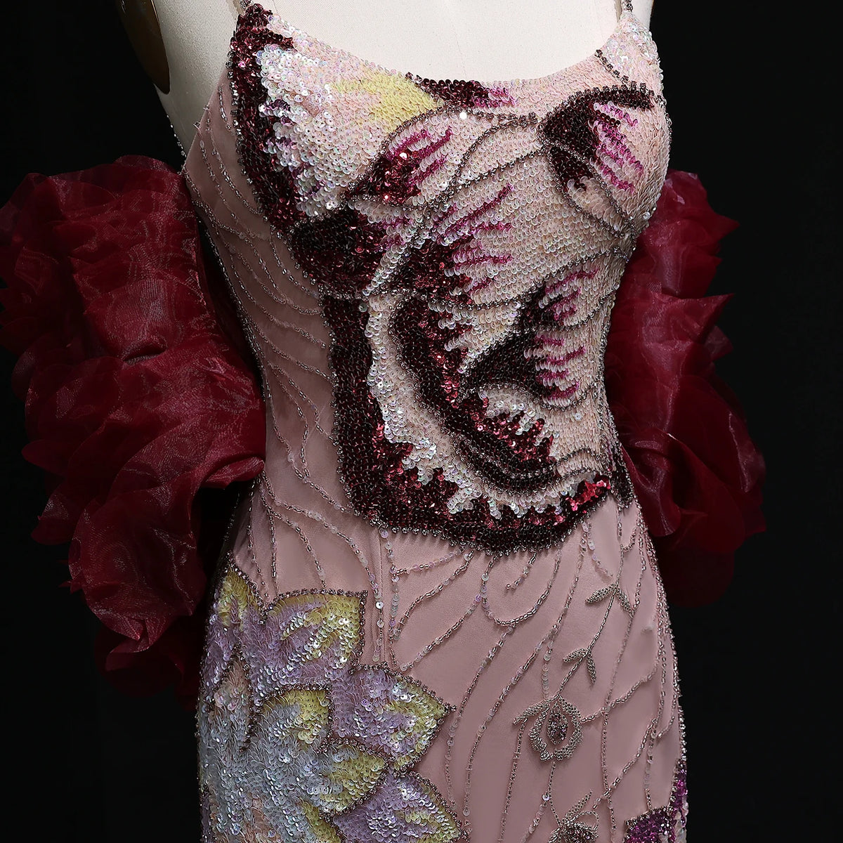 Vestido de noche de tul con cuentas y estampado floral rosa de Sharon Said con chal color borgoña