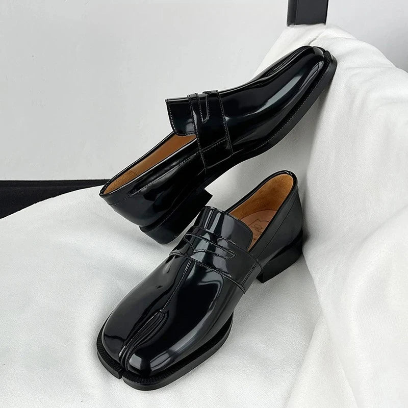 Lyxiga loafers för par, herr- och damskor, designer-skor med delad tå, lediga läderskor, sneakers, moderiktig koreansk version, trendiga skor, nyhet