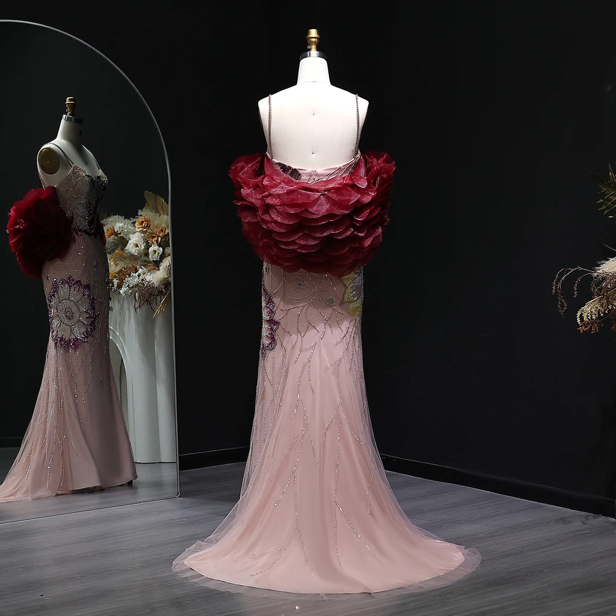 Vestido de noche de tul con cuentas y estampado floral rosa de Sharon Said con chal color borgoña