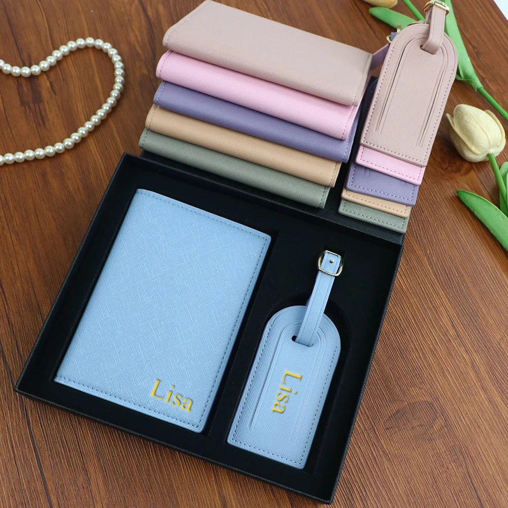 Set de nombre personalizado, porta pasaporte y etiqueta de equipaje de piel sintética Saffiano unisex en caja de regalo