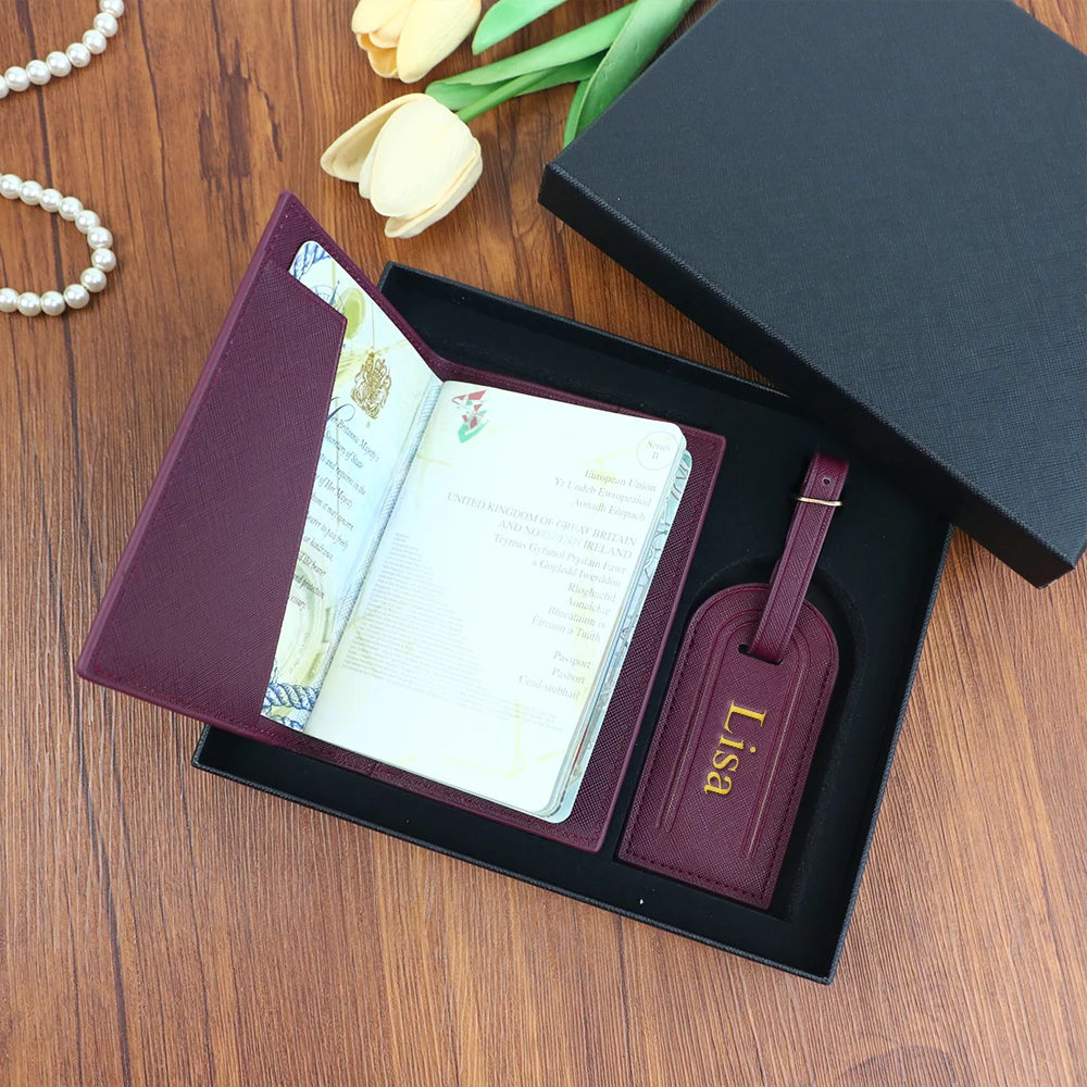Set de nombre personalizado, porta pasaporte y etiqueta de equipaje de piel sintética Saffiano unisex en caja de regalo