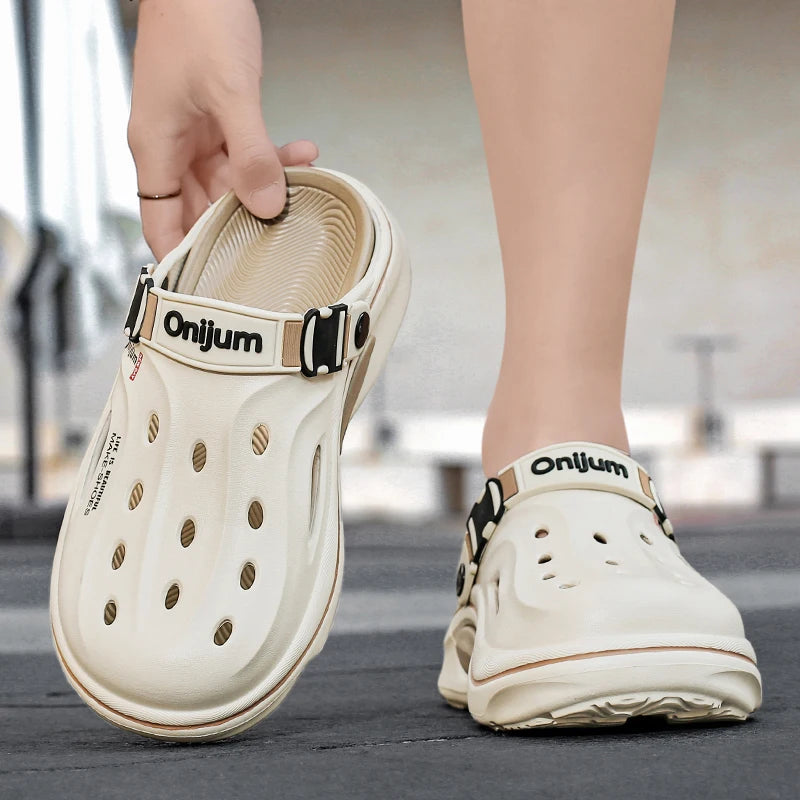 Nuevos zuecos clásicos de verano para hombre, pantuflas transpirables de jardín, zapatos de EVA para exteriores, sandalias de playa cómodas, chanclas antideslizantes para el hogar