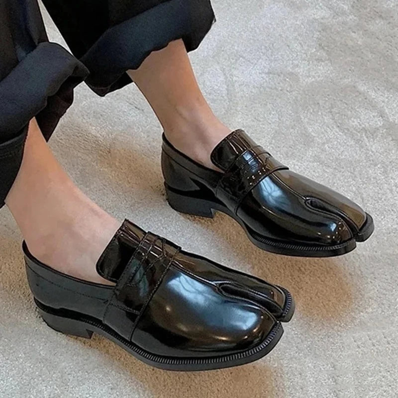 Lyxiga loafers för par, herr- och damskor, designer-skor med delad tå, lediga läderskor, sneakers, moderiktig koreansk version, trendiga skor, nyhet