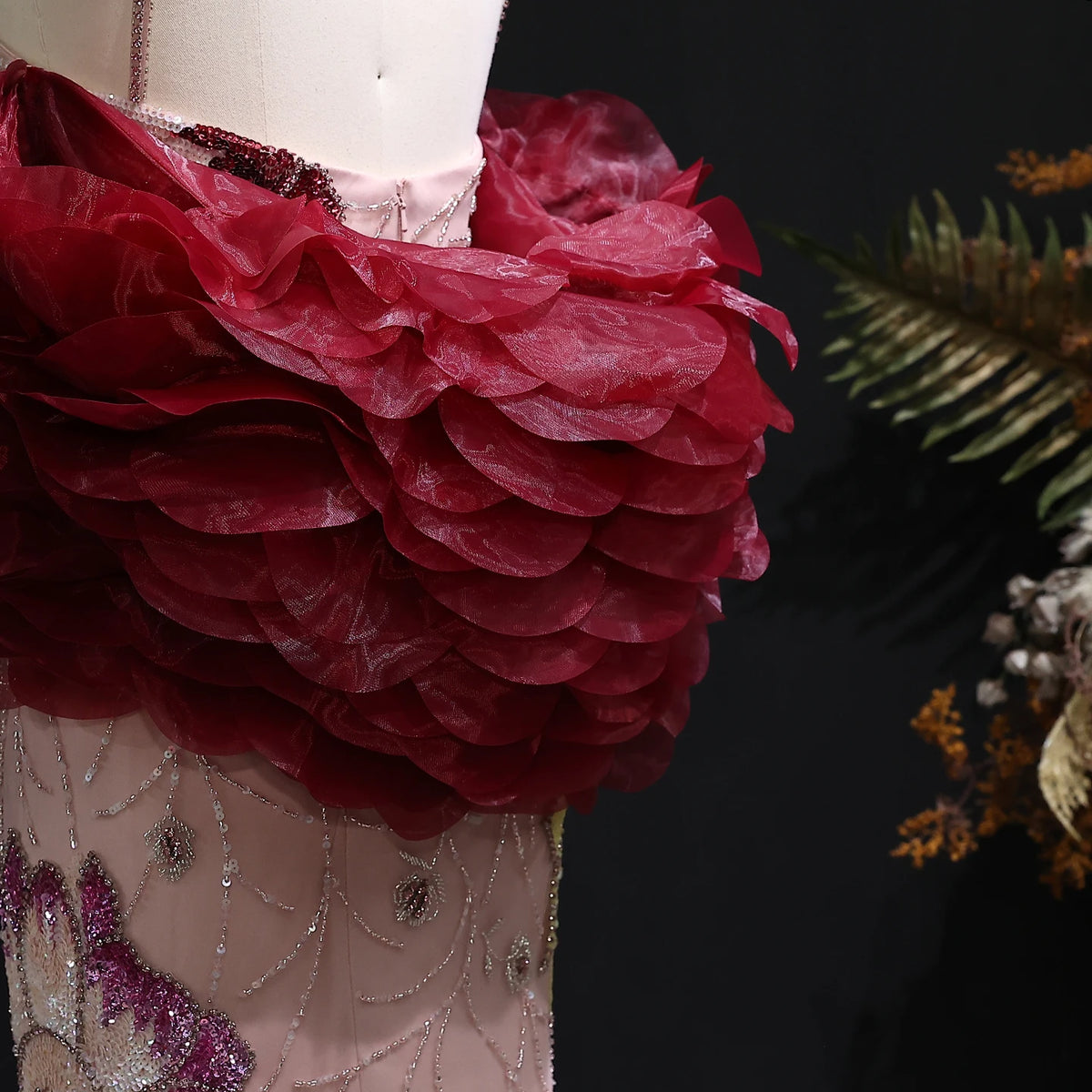 Vestido de noche de tul con cuentas y estampado floral rosa de Sharon Said con chal color borgoña