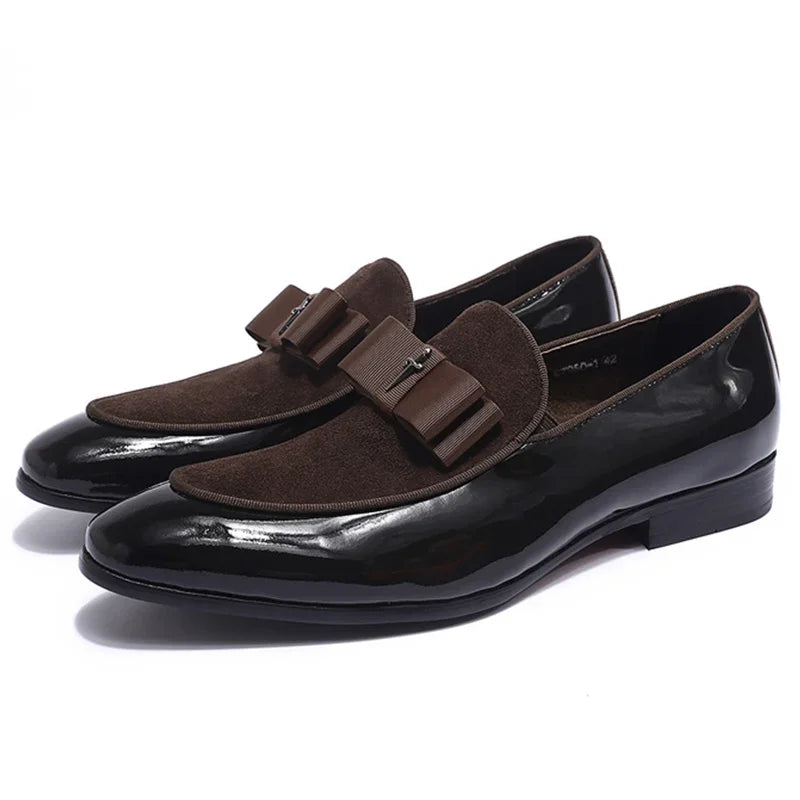Handgjorda herrloafers i äkta lackläder och mocka, patchwork-design med rosett, finskor för bröllop, bankett och formella tillfällen