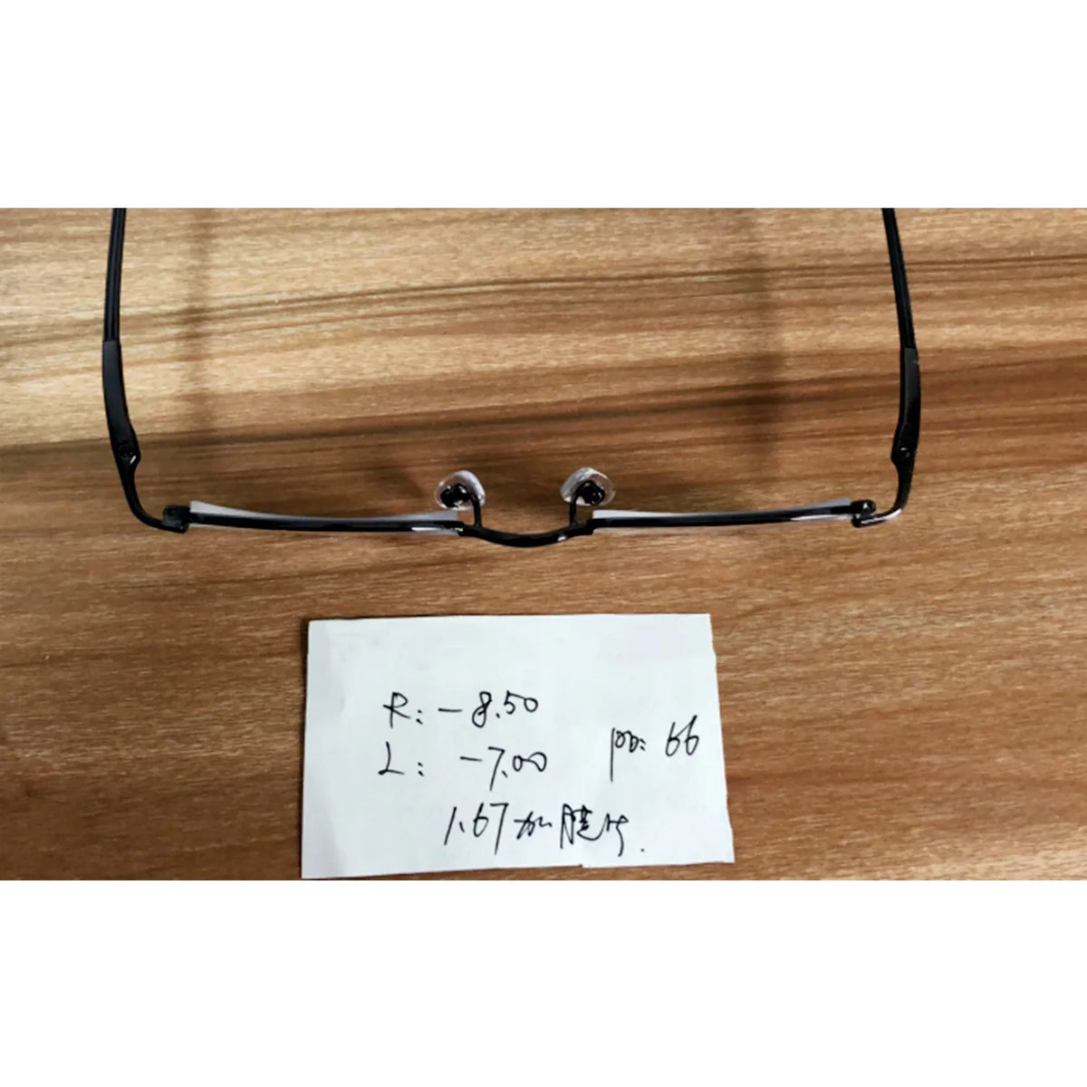Lentes orgánicas asféricas de índice 1.67, extrafinas, con tratamiento antirreflejante y antirrayado, de alta dureza, ideales para monturas al aire.