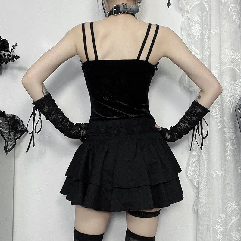 Gotycka spódnica mini typu patchwork z krzyżami, plisowana, w stylu dark punk, mall goth, techwear, grunge, alternatywna odzież damska z wiązaniem