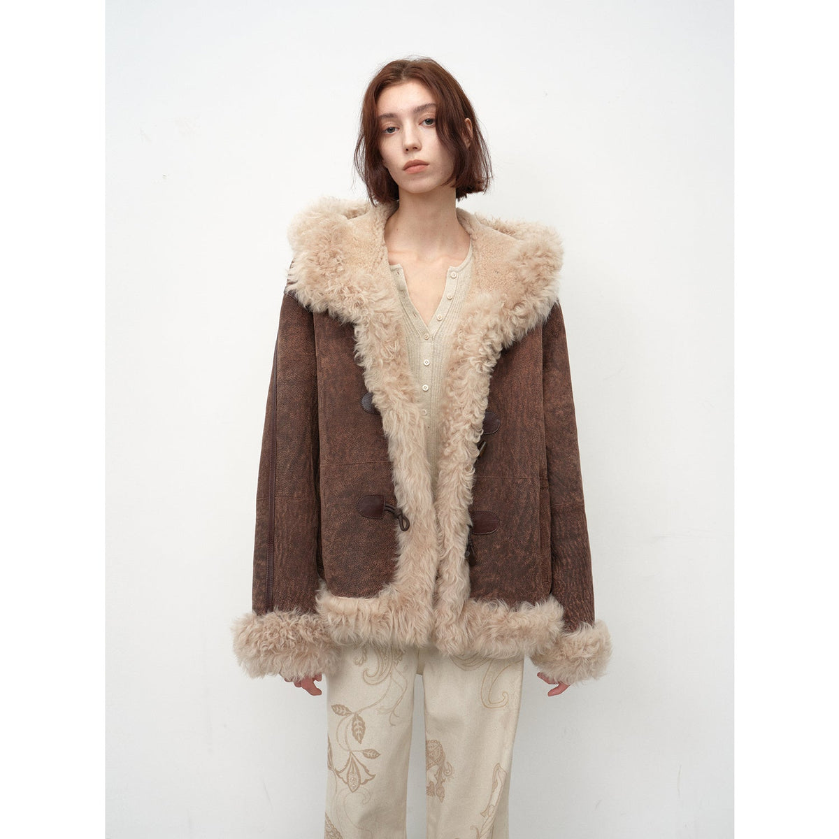 Abrigo de invierno de lana merina y piel de oveja con capucha y hombros caídos "Modern Weekend"