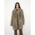 Abrigo de piel de oveja merina importada, moderno, de corte entallado, largo medio y hombros descubiertos, estampado "Leopard Print Sniper"