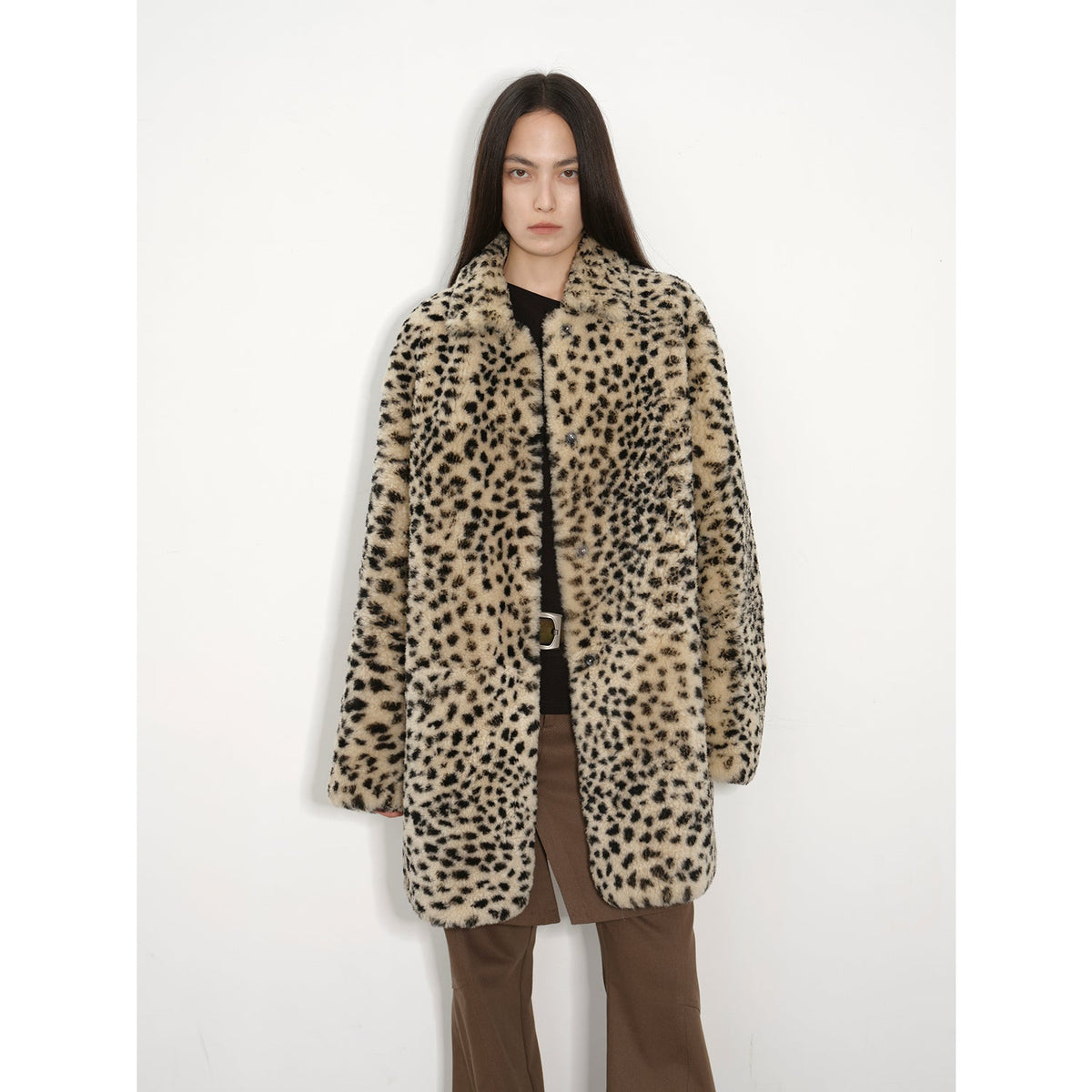 Abrigo de piel de oveja merina importada, moderno, de corte entallado, largo medio y hombros descubiertos, estampado "Leopard Print Sniper"