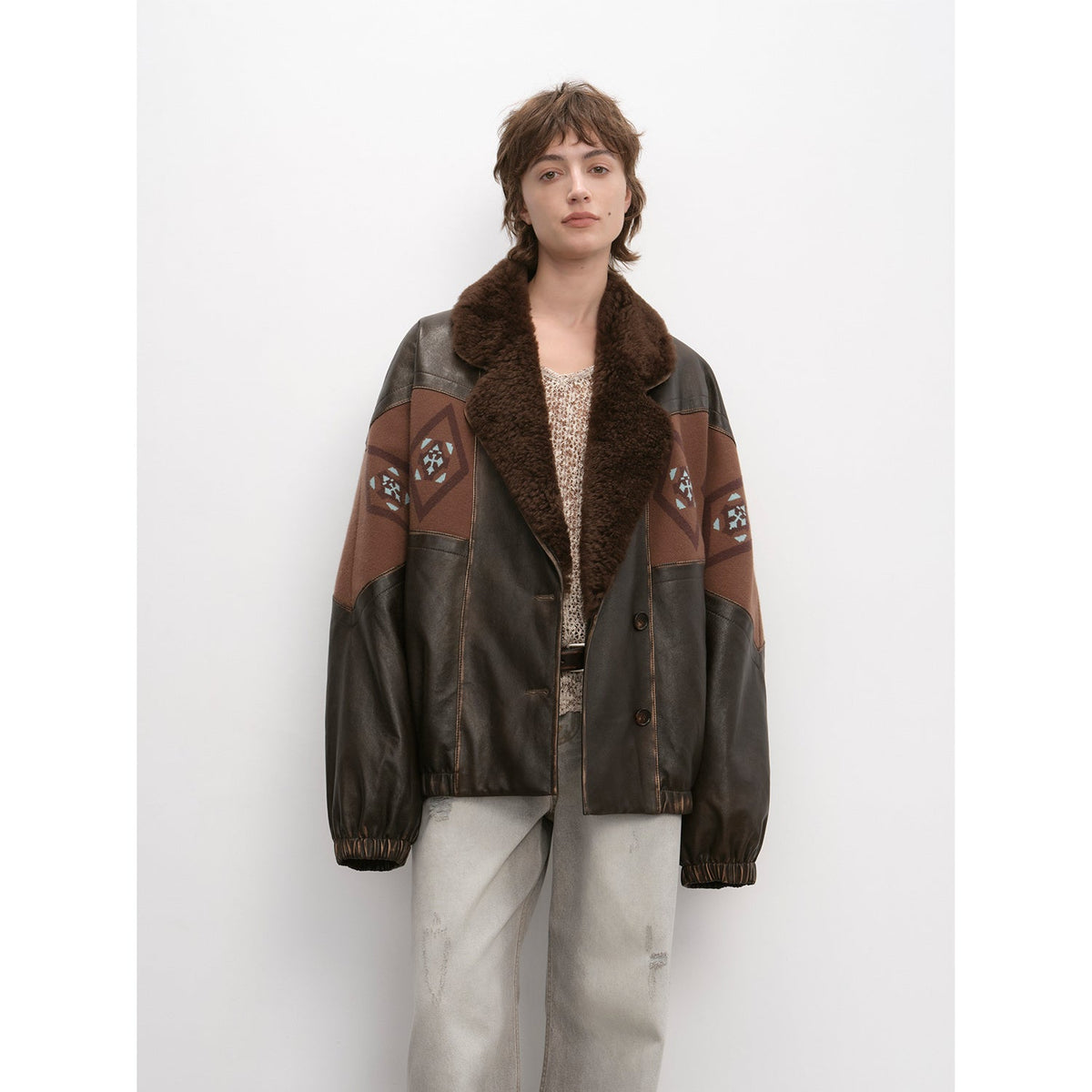 Parka de plumón de ganso blanco "Jumping City" con solapa de rizo de oveja y ante de oveja importado