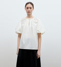 Camisa de mujer "Iceland Diary" con diseño plisado en el escote, cuello redondo, lazo y mangas abullonadas de manga corta