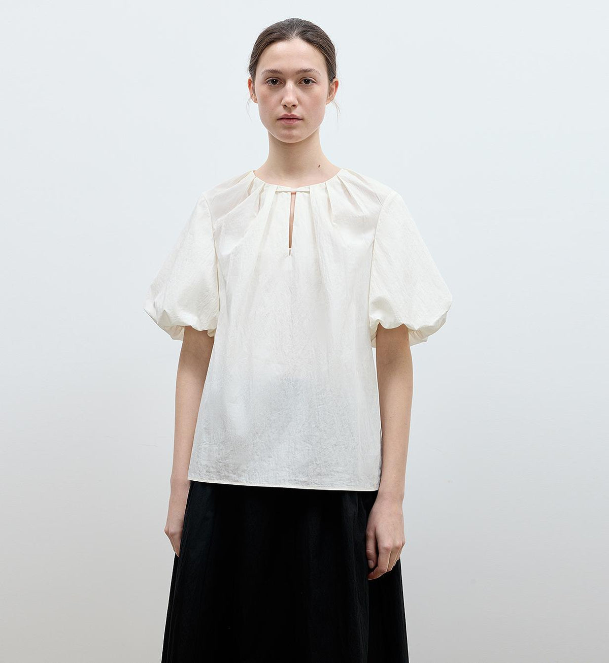 Camisa de mujer "Iceland Diary" con diseño plisado en el escote, cuello redondo, lazo y mangas abullonadas de manga corta