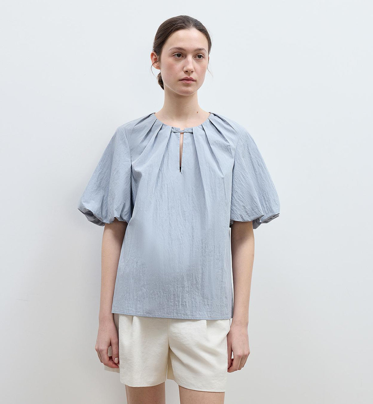 Camisa de mujer "Iceland Diary" con diseño plisado en el escote, cuello redondo, lazo y mangas abullonadas de manga corta