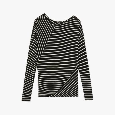 Modna bluzka typu T-shirt "Picasso Lines" z odkrytymi ramionami, wykonana z mieszanki lyocellu, tencelu i wełny, z drapowanym wzorem w patchworkowe pasy
