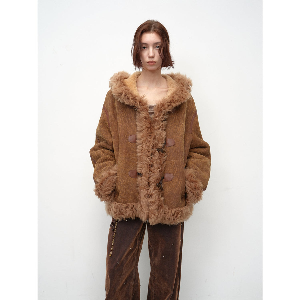 Abrigo de invierno de lana merina y piel de oveja con capucha y hombros caídos "Modern Weekend"