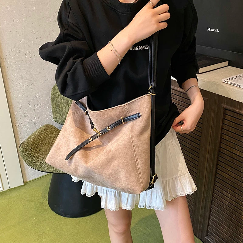 Bolso de hombro tipo hobo para mujer LEFTSIDE de gamuza sintética con cierre de cremallera