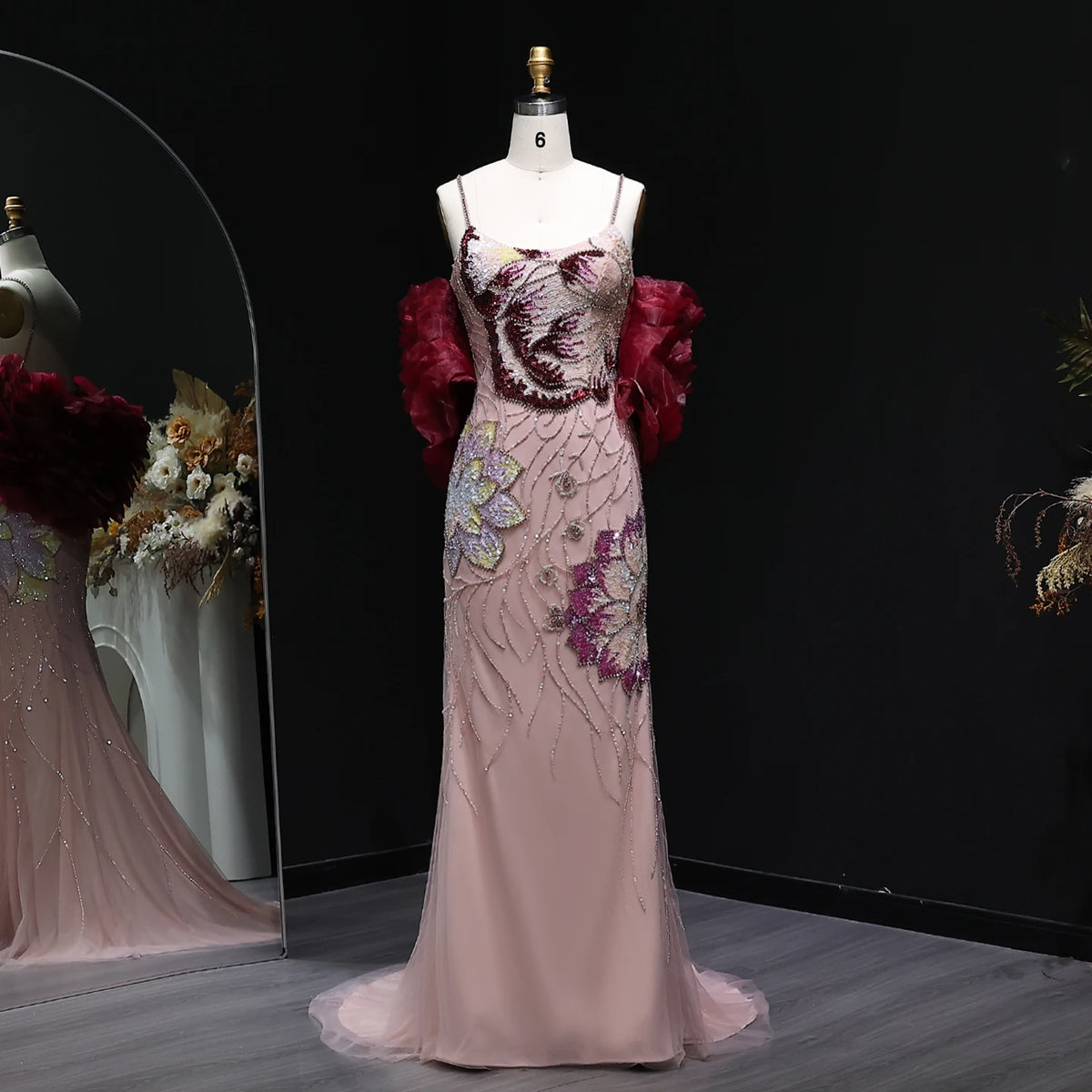 Vestido de noche de tul con cuentas y estampado floral rosa de Sharon Said con chal color borgoña