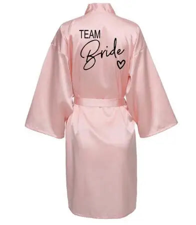 Bröllopsfest Team Bride-morgonrock med svart text Kimono satinpyjamas brudtärnerock SP003