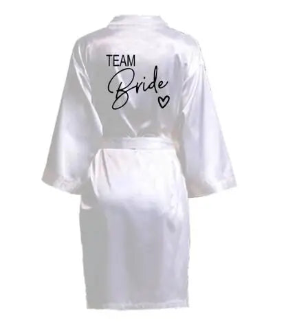 Bröllopsfest Team Bride-morgonrock med svart text Kimono satinpyjamas brudtärnerock SP003