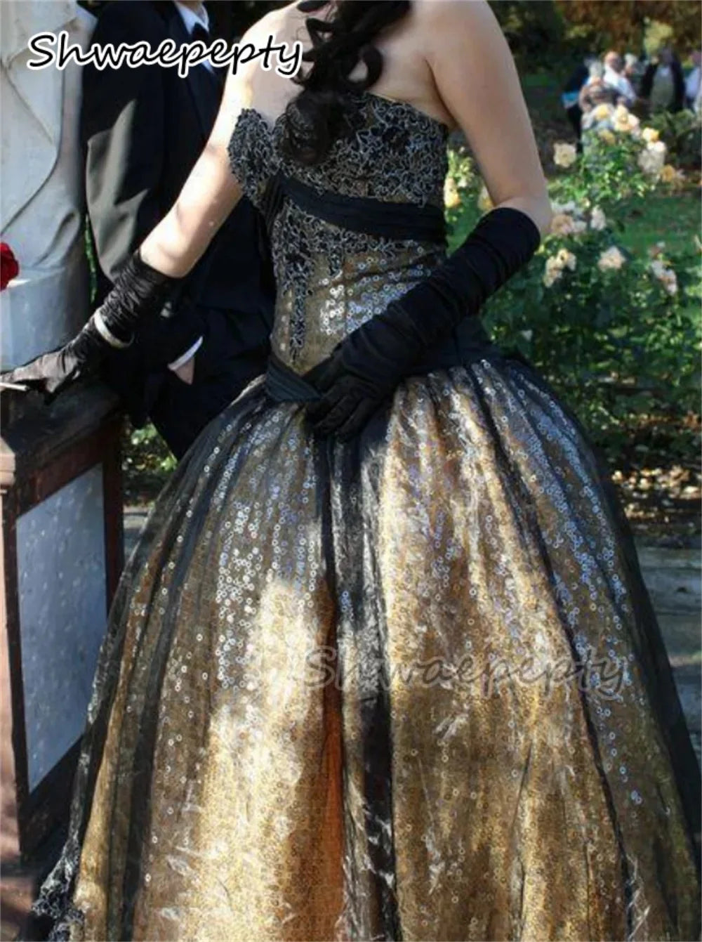Vintage-Abendkleid in A-Linie mit goldenen Pailletten, trägerlos, mit schwarzem Tüll