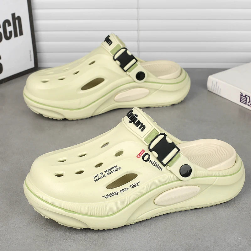 Nuevos zuecos clásicos de verano para hombre, pantuflas transpirables de jardín, zapatos de EVA para exteriores, sandalias de playa cómodas, chanclas antideslizantes para el hogar