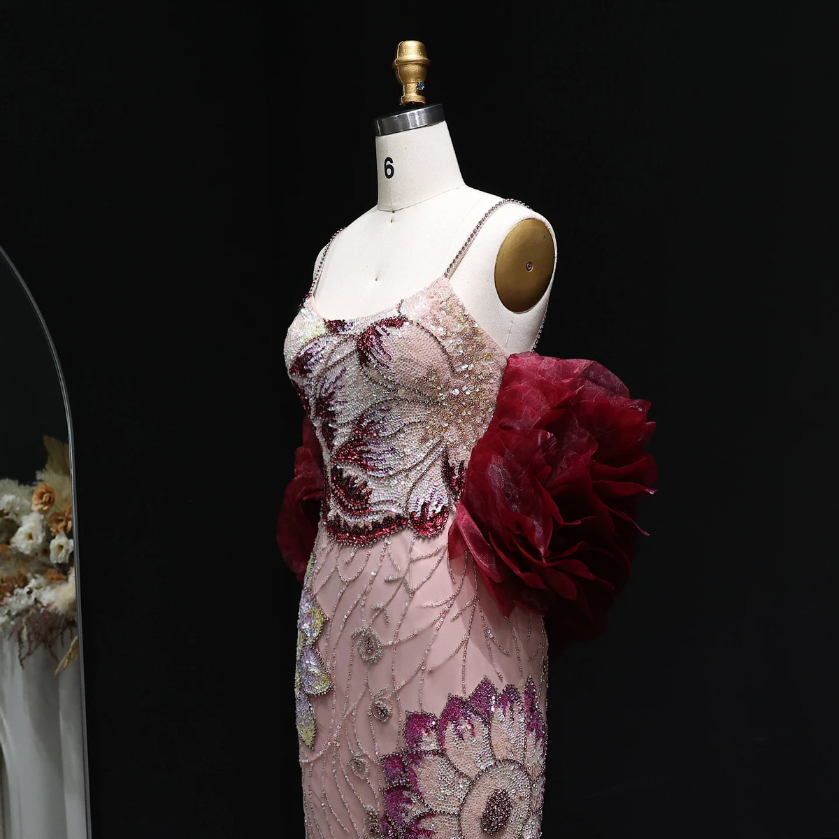 Vestido de noche de tul con cuentas y estampado floral rosa de Sharon Said con chal color borgoña