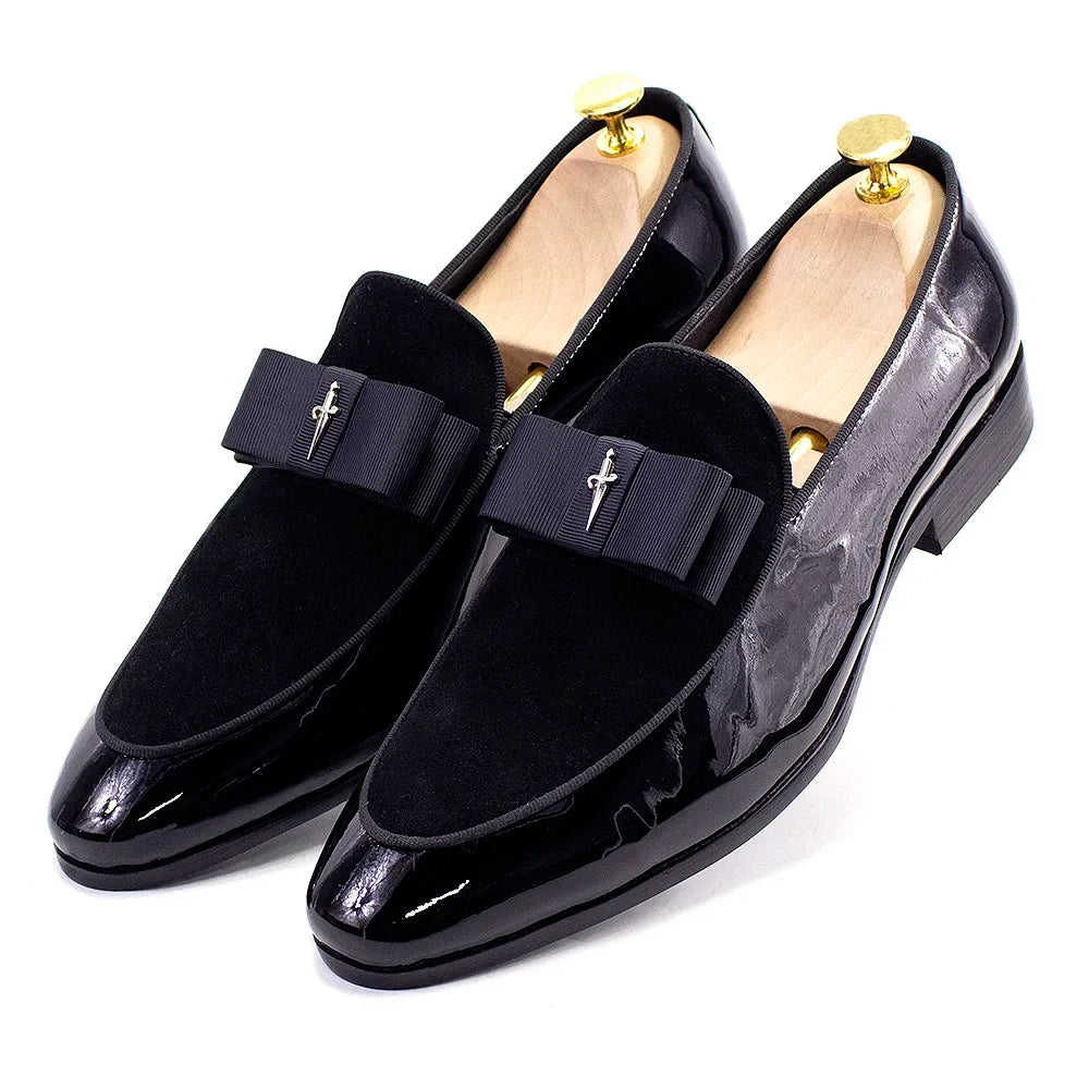 Handgjorda herrloafers i äkta lackläder och mocka, patchwork-design med rosett, finskor för bröllop, bankett och formella tillfällen
