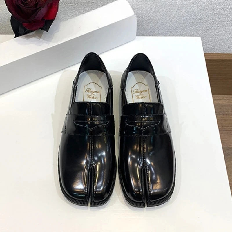 Lyxiga loafers för par, herr- och damskor, designer-skor med delad tå, lediga läderskor, sneakers, moderiktig koreansk version, trendiga skor, nyhet