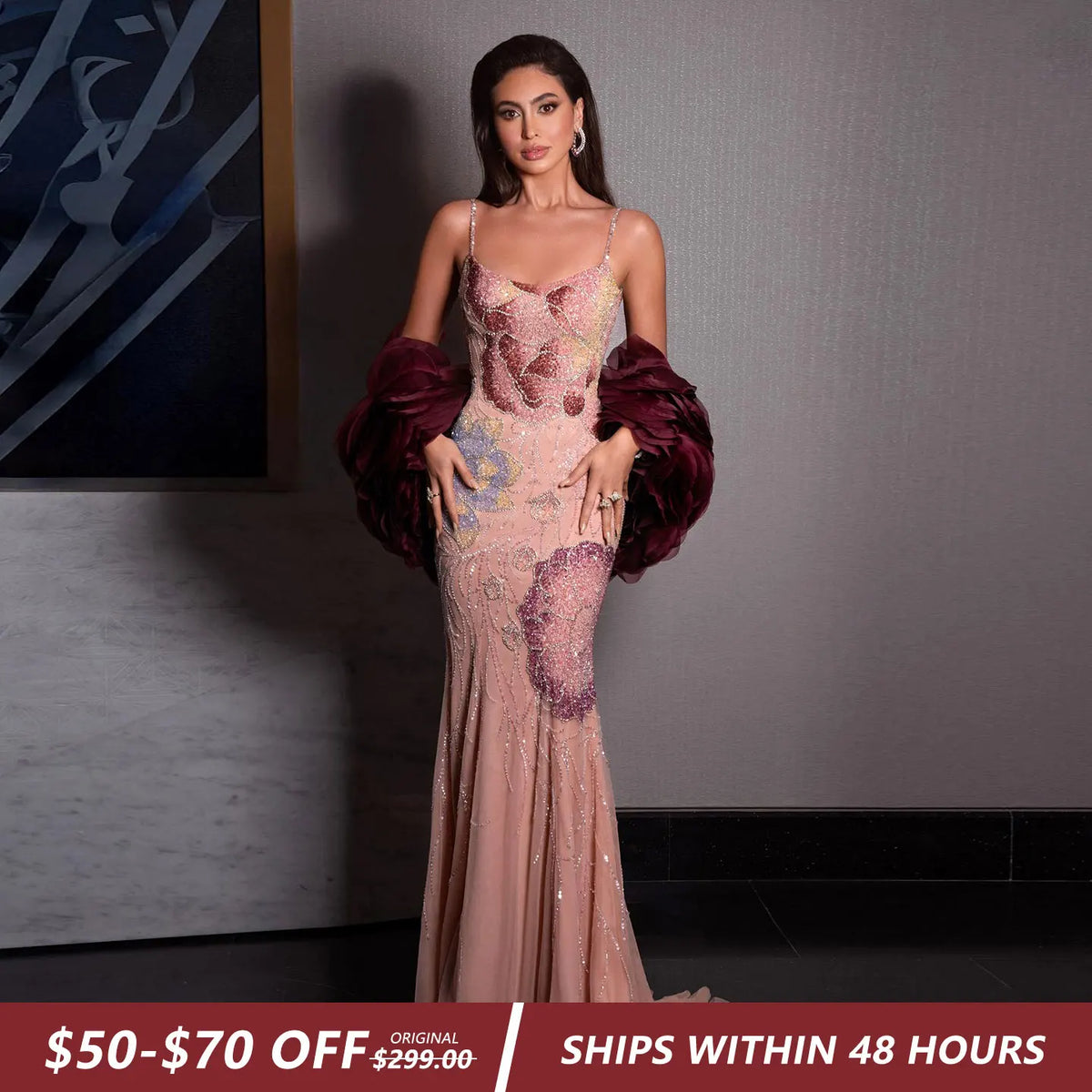 Vestido de noche de tul con cuentas y estampado floral rosa de Sharon Said con chal color borgoña