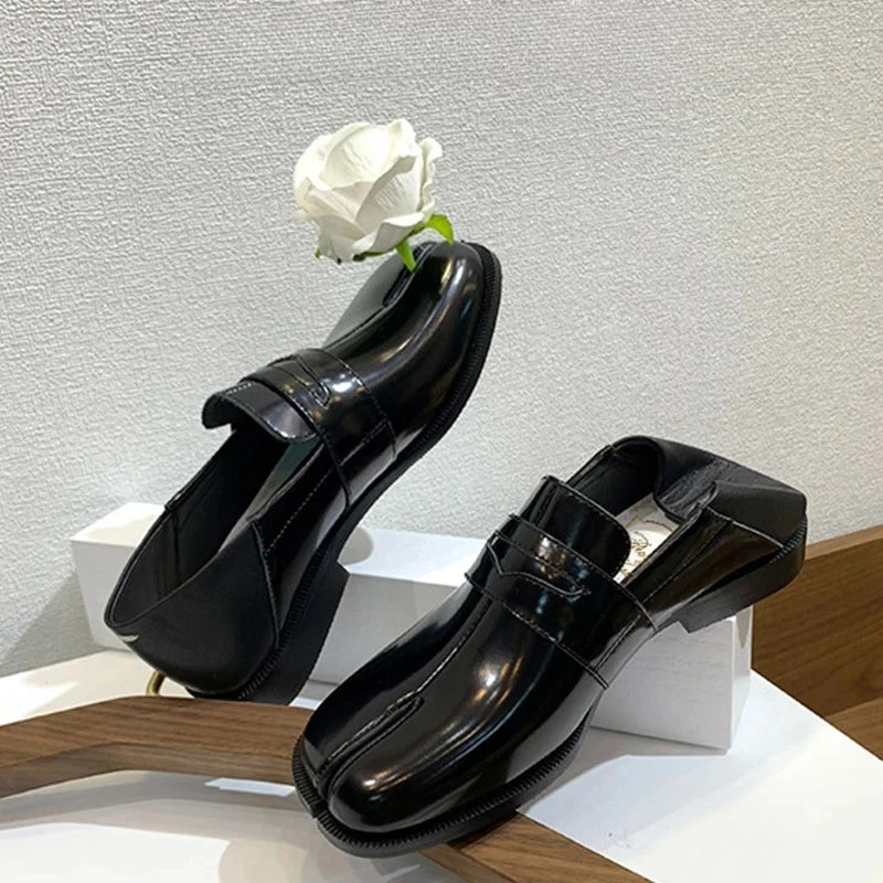 Lyxiga loafers för par, herr- och damskor, designer-skor med delad tå, lediga läderskor, sneakers, moderiktig koreansk version, trendiga skor, nyhet