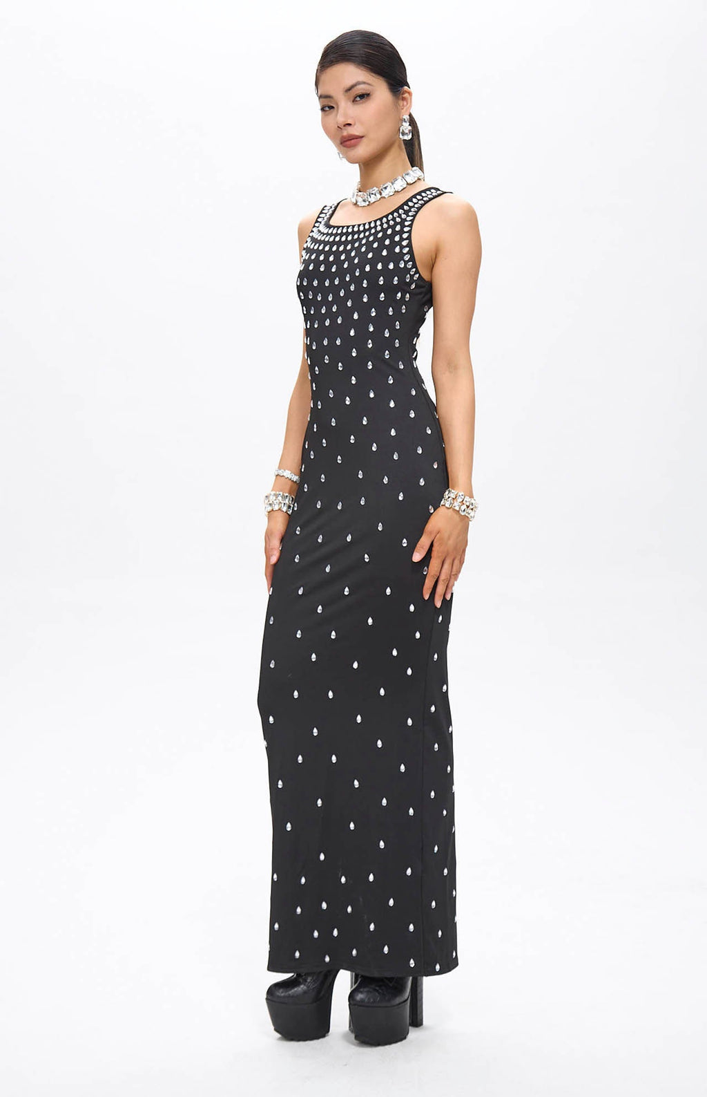 Vestido largo negro Zaka con cristales decorativos
