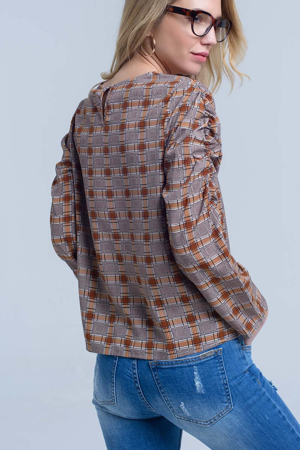 Top marrón con estampado de cuadros