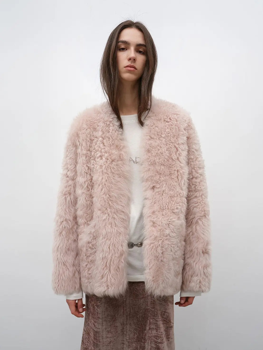 Abrigo de invierno de lana rizada de oveja toscana importada de Italia con cuello en V, modelo "Castle Dusk"