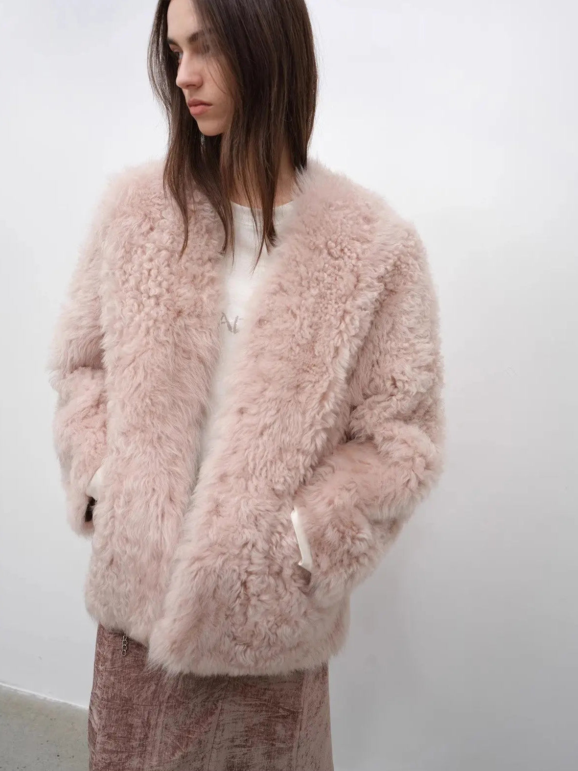 Abrigo de invierno de lana rizada de oveja toscana importada de Italia con cuello en V, modelo "Castle Dusk"