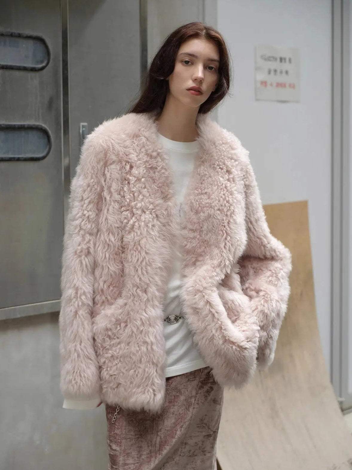 Abrigo de invierno de lana rizada de oveja toscana importada de Italia con cuello en V, modelo "Castle Dusk"