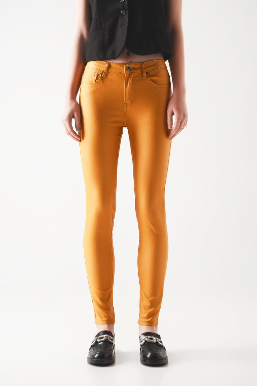 Pantalones revestidos en naranja