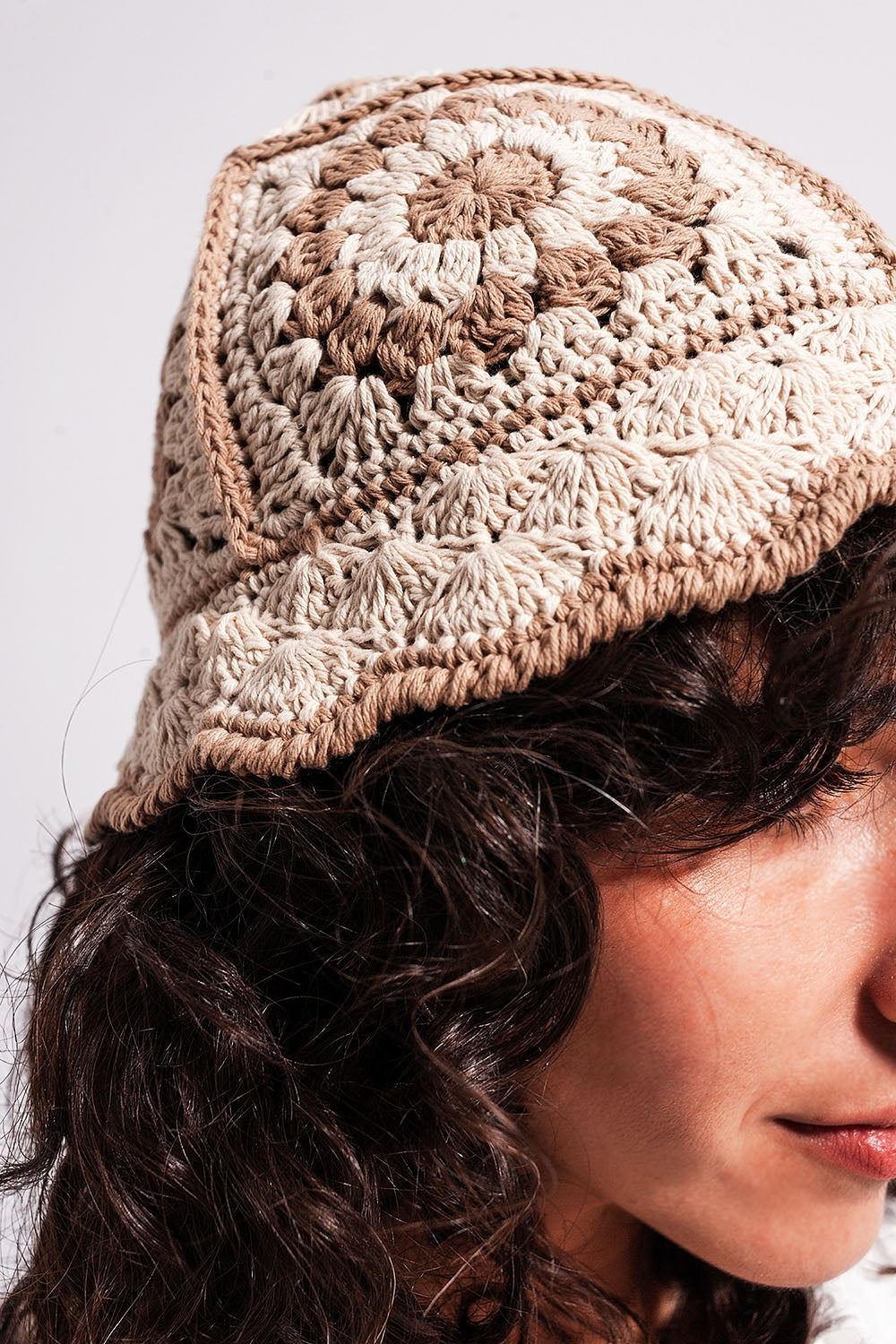 Sombrero tipo pescador de crochet con detalle de margarita en beige