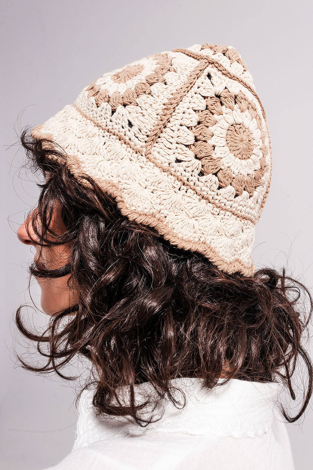Sombrero tipo pescador de crochet con detalle de margarita en beige