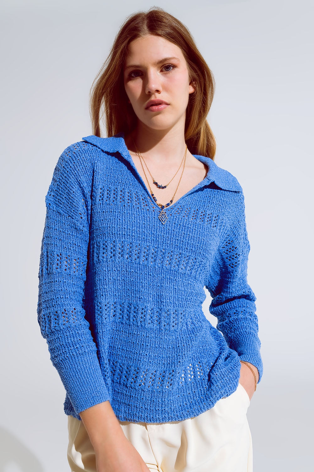 Jersey de punto de ganchillo con cuello en V y cuello polo en azul